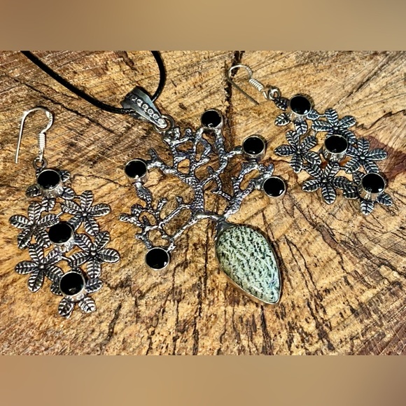 Chrysotile in Serpentine Pendant & Earrings - Picture 3 of 8